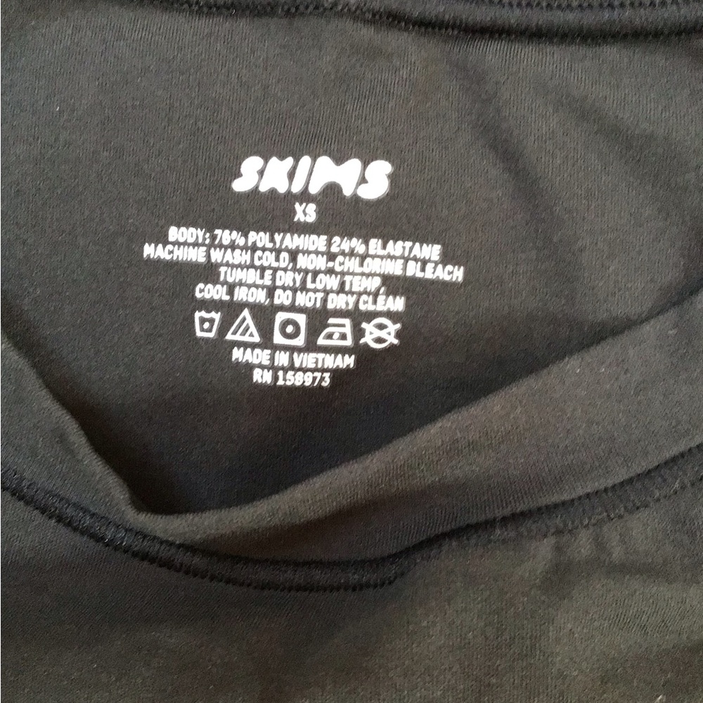 SKIMS Fits Everybody T-Shirt Bodysuit | Onyx - Picture 13 of 16
